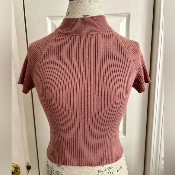 Kendall and Kylie ribbed cropped mock turtleneck - Picture 5 of 5